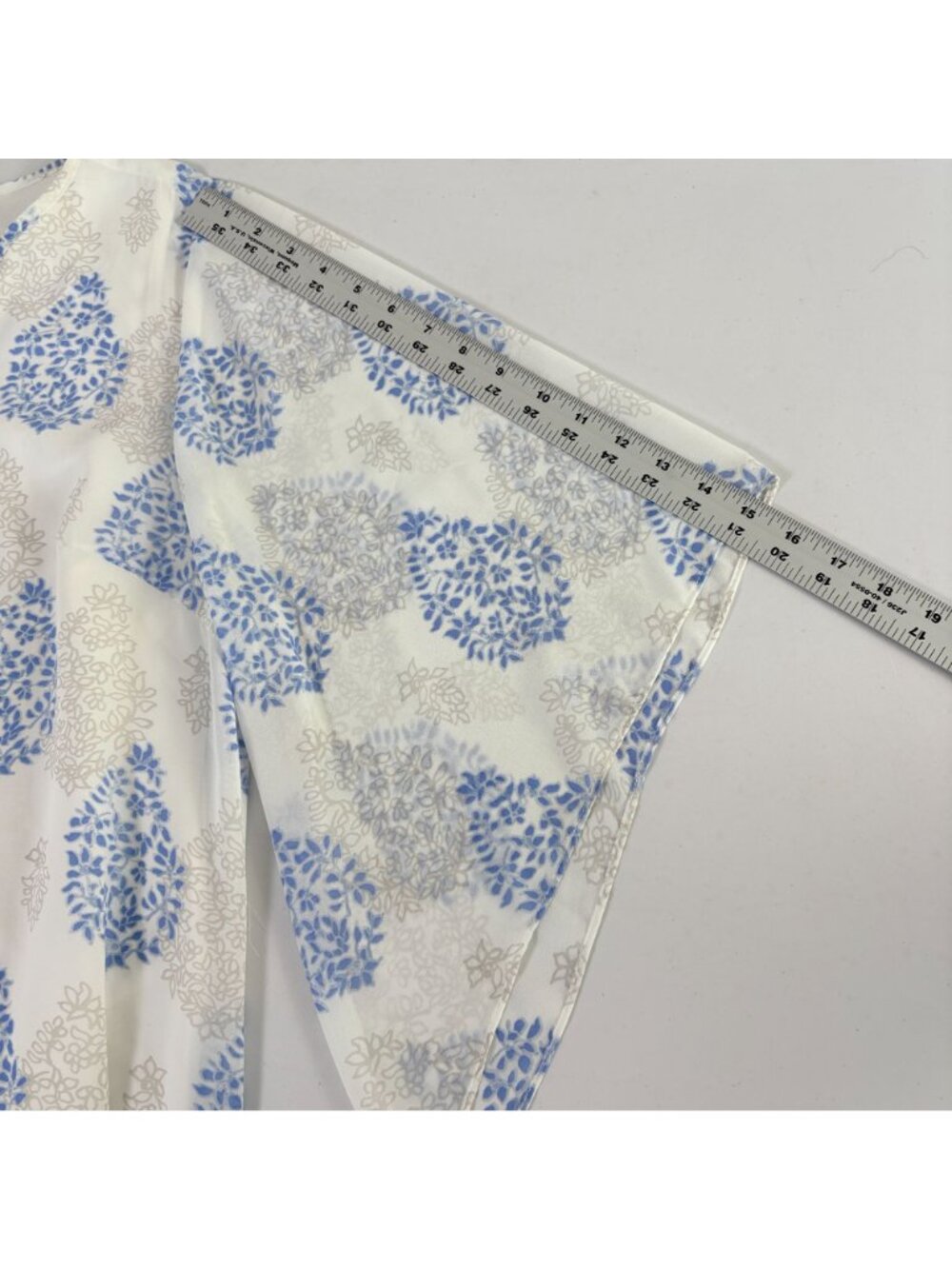 Belle Kim Gravel Floral Medallion Blouse Size L Blue Gray Embroidered A374452 - Picture 10 of 13